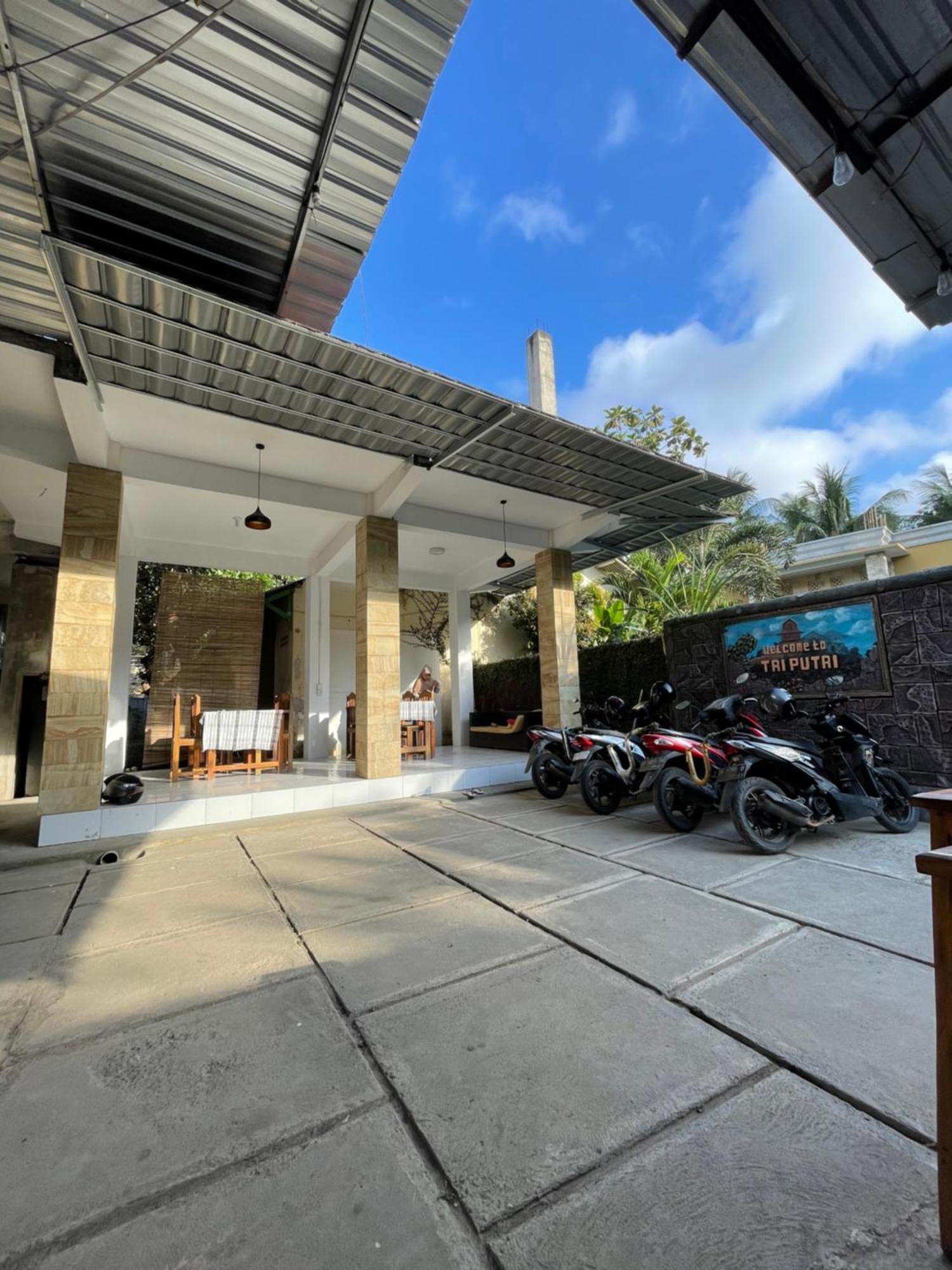 Tri Putri Homestay Kuta  Exterior photo
